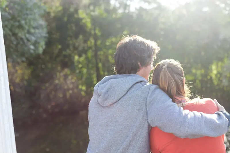 hombre y mujer pensando en como reconquistar a mi pareja después de una separación