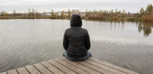 hombre penando en como reconquistar a mi pareja después de una separación