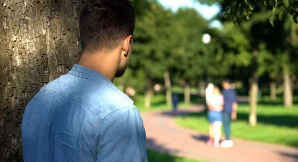 Mi ex parece estar más feliz sin mí, ¿por qué y qué debo hacer?