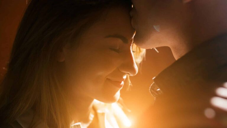 Primer plano de pareja reconciliada bajo la luz del sol, éxito en la reconquista a tu pareja.