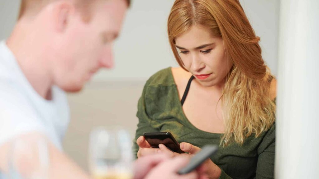 Chica respondiendo al mensaje de su ex en navidad